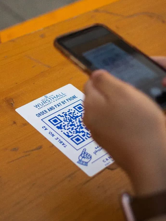 Khách quét mã QR tại bàn để xem menu và gọi món
